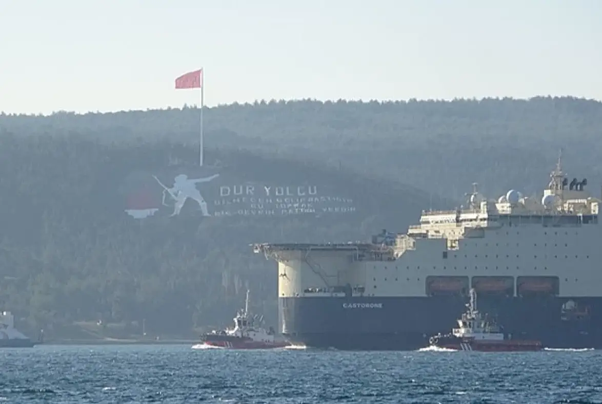 Dev gemi, Çanakkale Boğazı'nı büyük bir heyecanla aşarak yoluna devam etti!