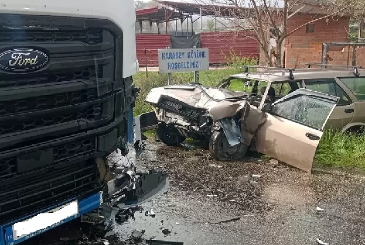 Yenice'de meydana gelen trafik kazasında tır ile otomobil çarpıştı, 1 kişi yaralandı.