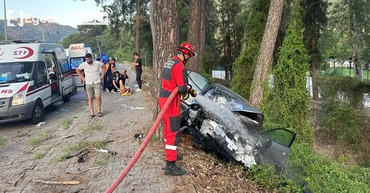 Fethiye'de Otomobil Ağaca Çarptı: 4 Yaralı, Trafikte Yoğunluk Oluştu