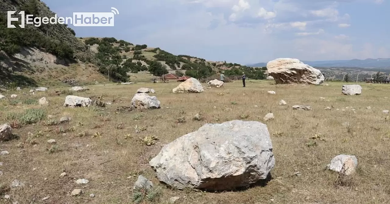 Mahallenin futbol sahasına düşen kayalar, taş ocağından gelen tehlikeyi gözler önüne serdi