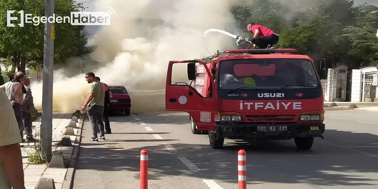 Araç Park Halindeyken Aniden Alev Aldı, Sürücü Büyük Korku İçinde