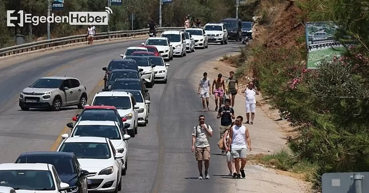 Tatilciler Ölüdeniz'de Trafik Sorununu Yürüyerek Aştı: Bayram Coşkusu Heryerde!