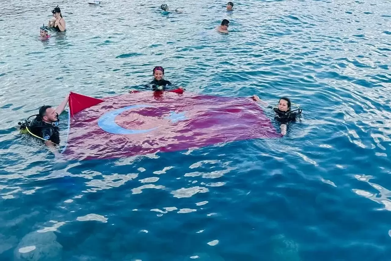 Saros Körfezi'nde 30 Ağustos Zafer Bayramı Coşkusu: Dalgıçlar Su Altında Türk Bayrağı Açtı