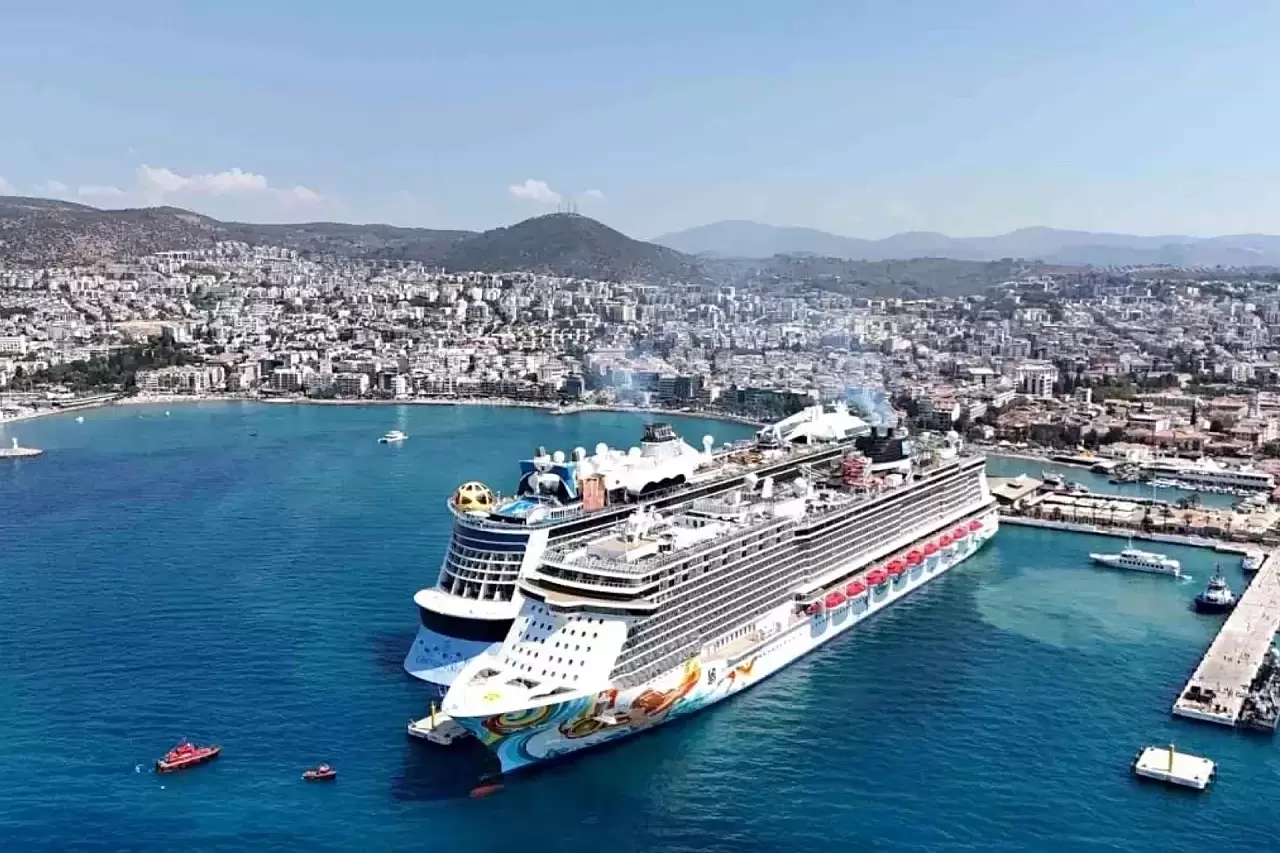 Kuşadası'nda 30 Ağustos Zafer Bayramı Coşkusu: 15 Bin Turist Törenleri İzledi