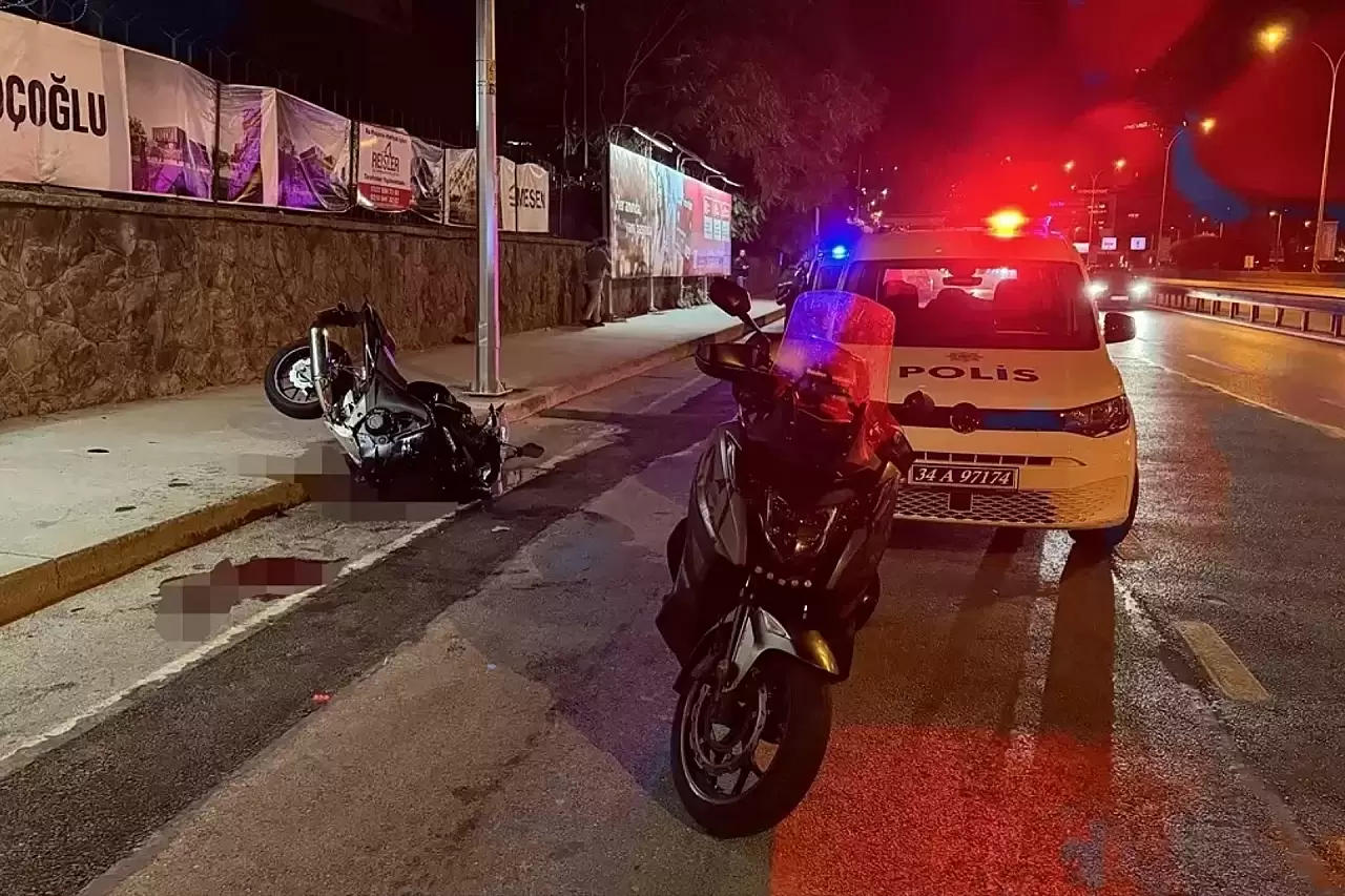 Üsküdar'da Motosikletin Yol Temizleme Aracına Çarpması Sonucu 1'i Ağır 2 Yaralı