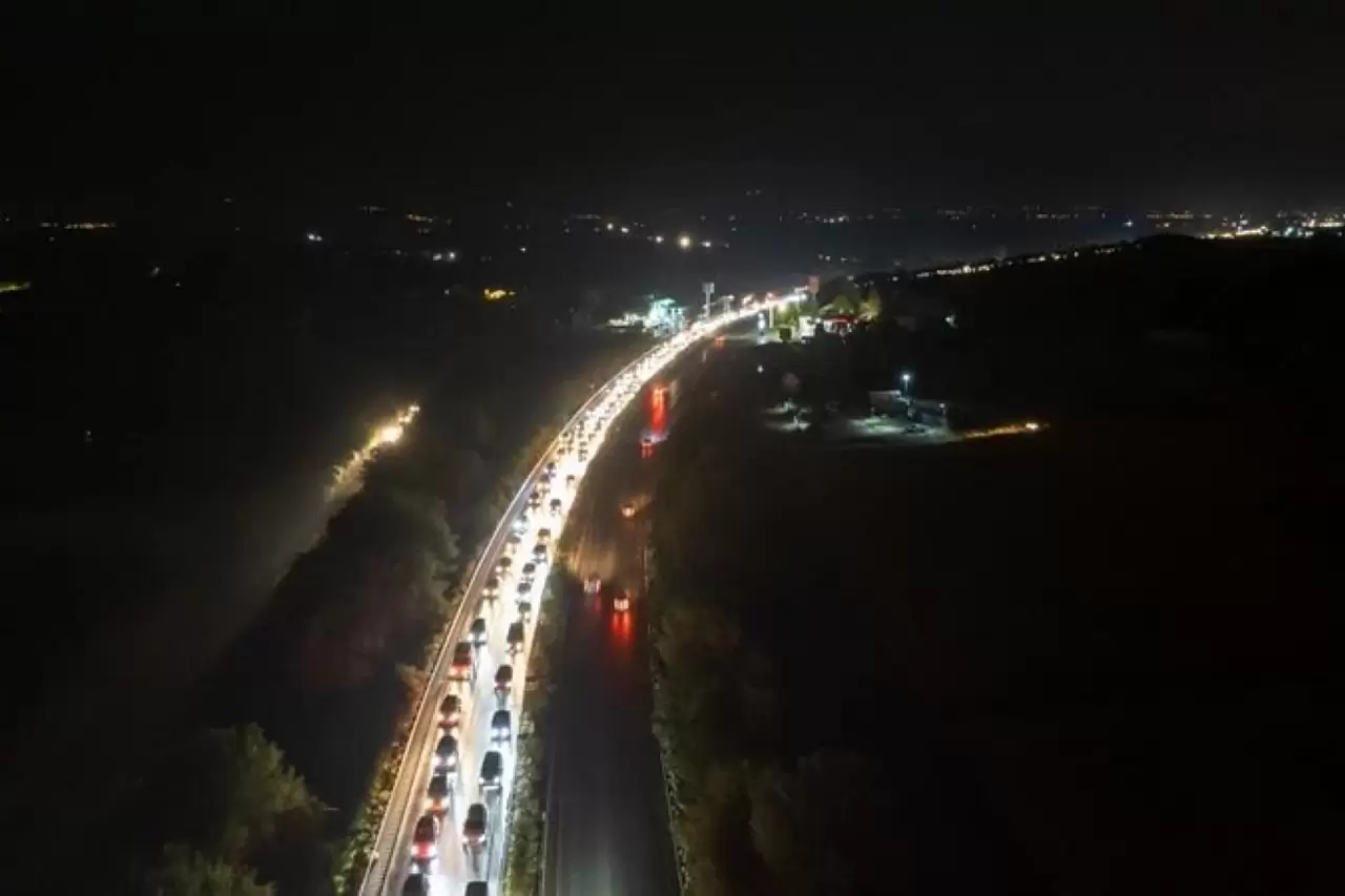 Manisa’da Sağanak Yağış Hayatı Olumsuz Etkiledi: Yollar Sular Altında, Trafik Felç Oldu