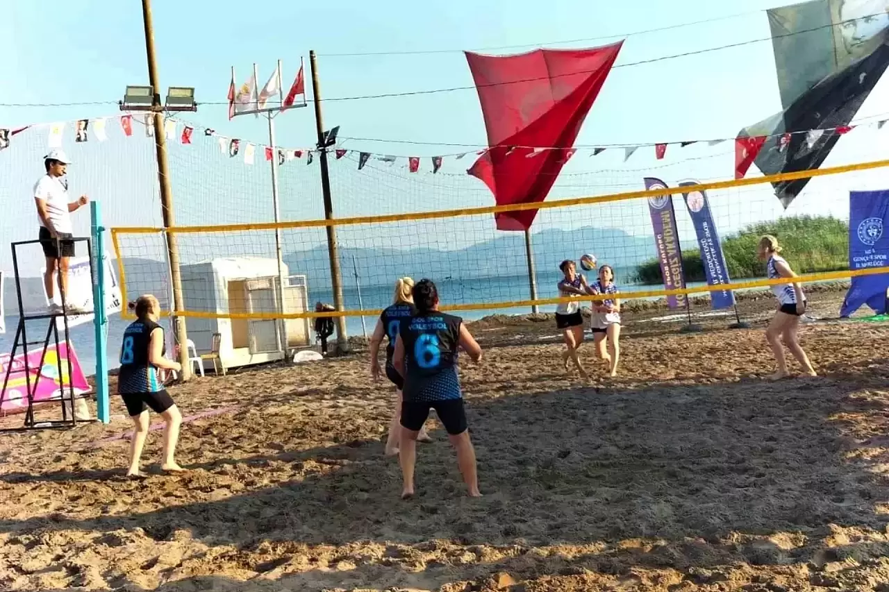 Muğla Köyceğiz'de 3. Zafer Kupası Plaj Voleybolu Turnuvası Hız Kesmeden Devam Ediyor