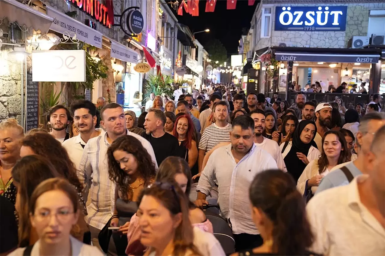 Alaçatı Turist Akınına Uğruyor, Esnafın Yüzü Gülüyor