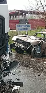 Yenice'de meydana gelen trafik kazasında tır ile otomobil çarpıştı, 1 kişi yaralandı.