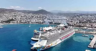 Kuşadası'nda 30 Ağustos Zafer Bayramı Coşkusu: 15 Bin Turist Törenleri İzledi