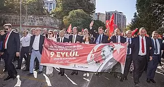 İzmir'in Kurtuluşu Coşkuyla Kutlandı: Başkan Tugay'dan Solo Türk Tepkisi