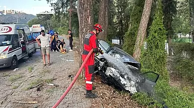 Fethiye'de Otomobil Ağaca Çarptı: 4 Yaralı, Trafikte Yoğunluk Oluştu