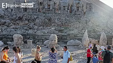 Nemrut Dağı'nda Bayram Süresince 8 Bin Ziyaretçi Göz Kamaştırdı!