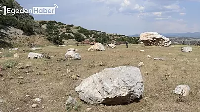 Mahallenin futbol sahasına düşen kayalar, taş ocağından gelen tehlikeyi gözler önüne serdi