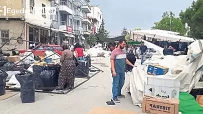 Yoğun fırtına pazar yerini harabeye çevirdi