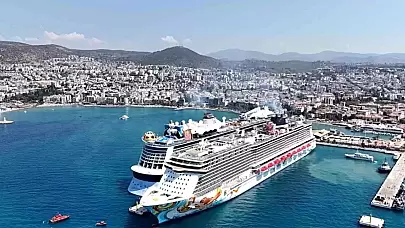 Kuşadası'nda 30 Ağustos Zafer Bayramı Coşkusu: 15 Bin Turist Törenleri İzledi