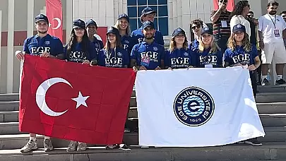 Ege Üniversitesi Öğrencileri Büyük Taarruz'un 102. Yıl Dönümünde Zafer Yürüyüşü'ne Katıldı