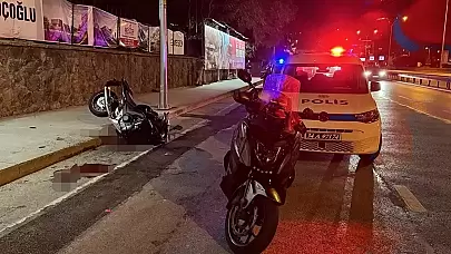 Üsküdar'da Motosikletin Yol Temizleme Aracına Çarpması Sonucu 1'i Ağır 2 Yaralı