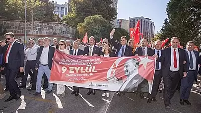 İzmir'in Kurtuluşu Coşkuyla Kutlandı: Başkan Tugay'dan Solo Türk Tepkisi