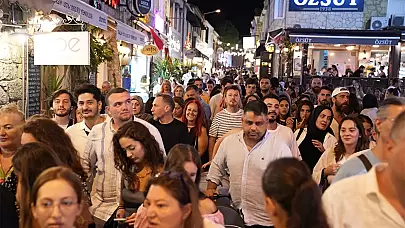 Alaçatı Turist Akınına Uğruyor, Esnafın Yüzü Gülüyor