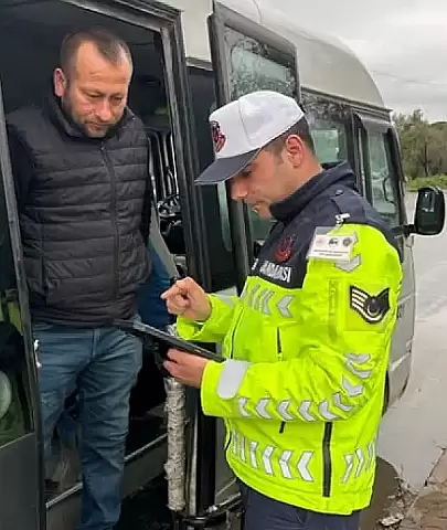 Jandarma, okul çevrelerinde ve okul servis araçlarında denetimlerini sıklaştırdı