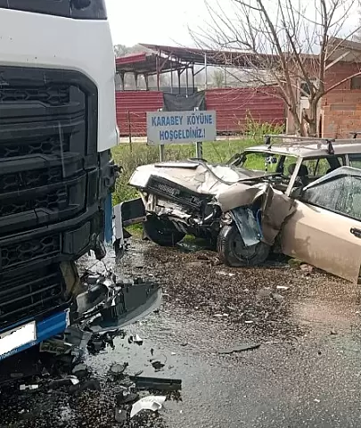 Yenice'de meydana gelen trafik kazasında tır ile otomobil çarpıştı, 1 kişi yaralandı.
