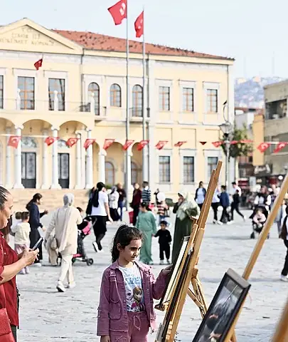 İzmir'de 103. yıl coşkusu: Konser ve fener alayı
