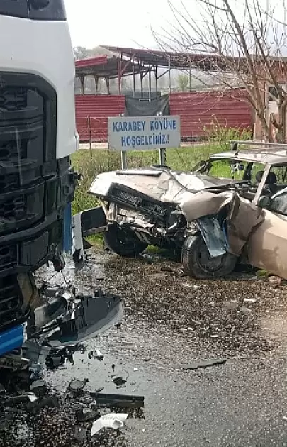 Yenice'de meydana gelen trafik kazasında tır ile otomobil çarpıştı, 1 kişi yaralandı.