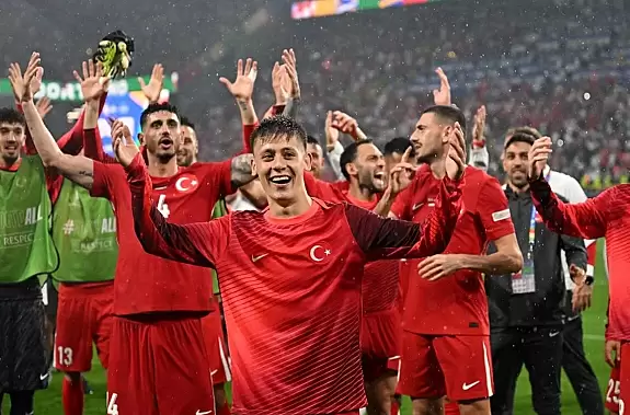 İzmir’de Milli Coşku: Gürsel Aksel Stadı Türkiye-İzlanda Maçına Ev Sahipliği Yapacak
