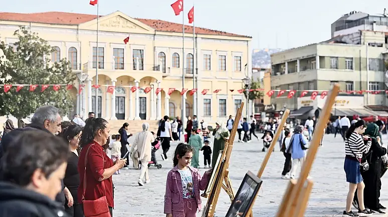 İzmir'de 103. yıl coşkusu: Konser ve fener alayı