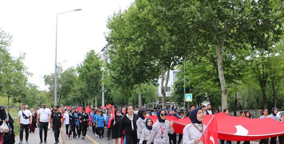 Diyarbakır'da 19 Mayıs kutlamaları, gençlerin coşkulu yürüyüşüyle başladı.