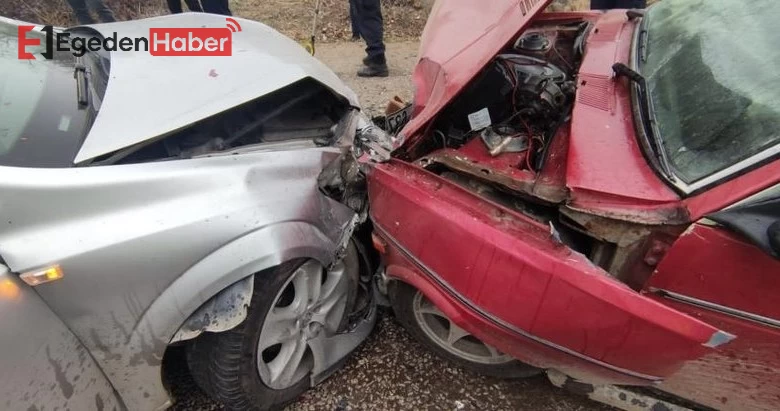 Afyonkarahisar'da feci kaza: İki araç kafa kafaya çarpıştı, olay yerine ambulanslar sevk edildi!