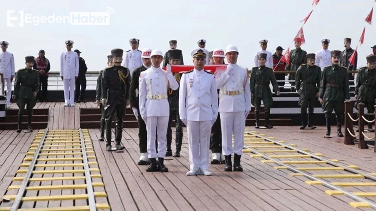 Samsun'da Atatürk'ü simgeleyen bayrak sahile indirildi.