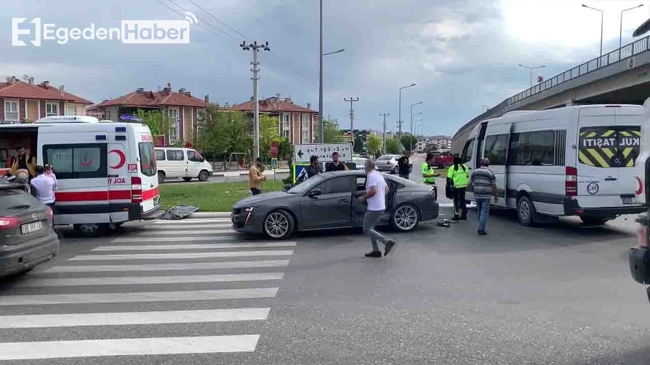 Kütahya'da Minibüs ile Otomobil Kaza Yaptı, 2 Kişi Yaralandı!