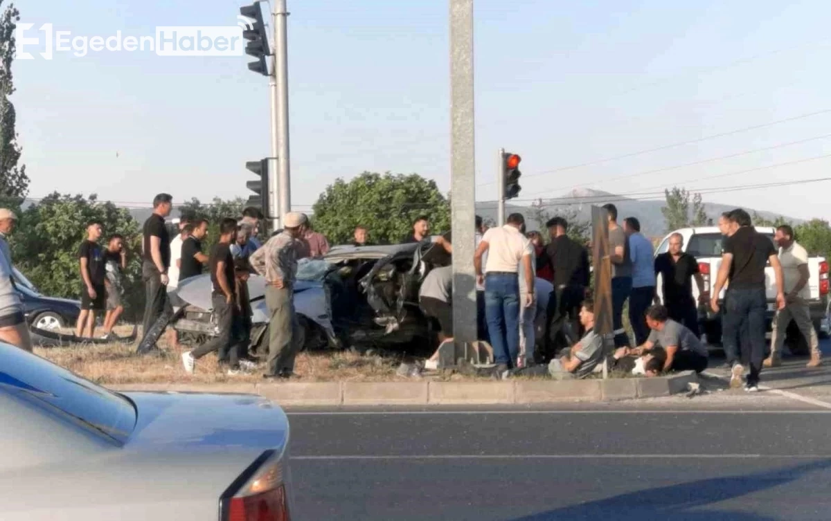 Bariyerlere çarpan araçta 4 yaralı!