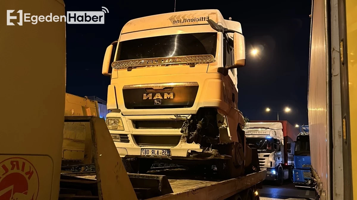 Lastiği Patlayan TIR Ankara Caddesi'ne Devrildi: Trafikte Büyük Kargaşa Oluştu