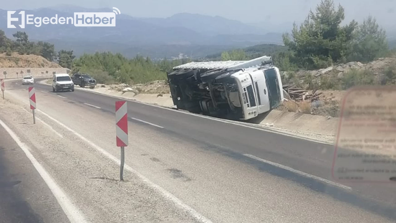 Seydikemer'de Meydana Gelen Kazada Kamyon Tehlikeli Bir Şekilde Devrildi