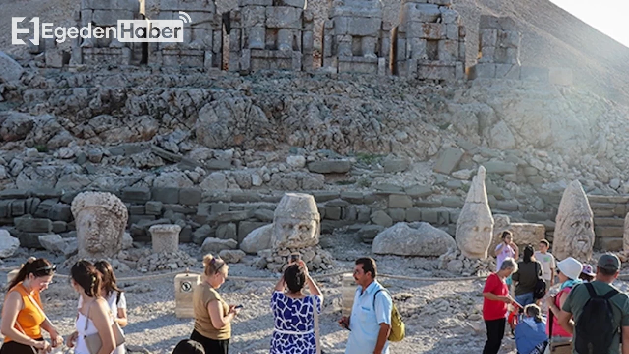 Nemrut Dağı'nda Bayram Süresince 8 Bin Ziyaretçi Göz Kamaştırdı!