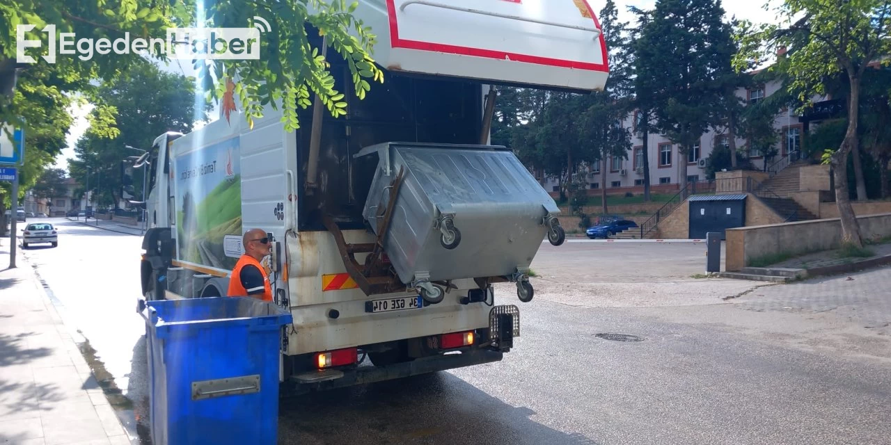 Çöp konteynerlerinin temizlenmesi ve dezenfekte edilmesi işlemi gerçekleştirildi