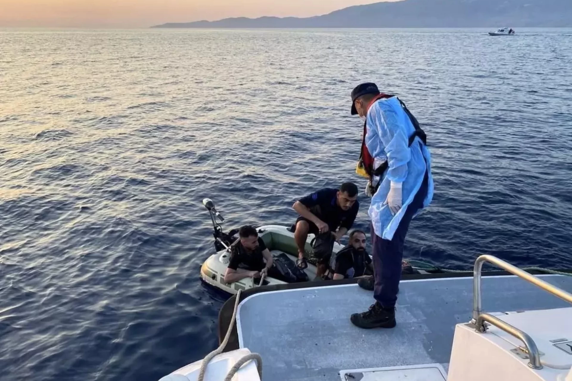 Çanakkale Ayvacık'ta Arıza Yapan Lastik Botta Bulunan 4 Kaçak Göçmen Kurtarıldı