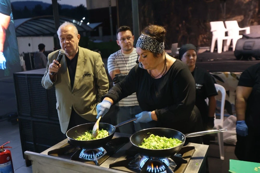 Yunusemre'deki Giritliler Kültür Festivali'nde Girit mutfağı atölyesinde yemek hazırlanıyor