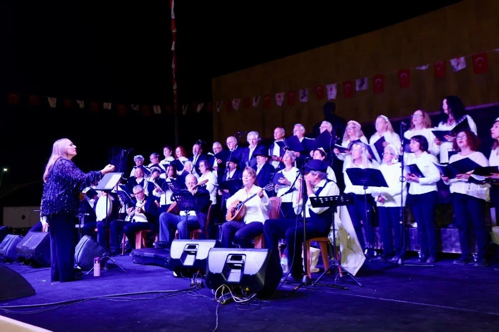 Ayvalık Giritliler Derneği Mübadele Korosu Yunusemre'deki festivalde sahnede