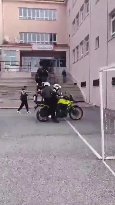 Bozüyük'te motosikletli polis ekibi KPSS adayını sınav yapılacak okulun önüne bırakıyor