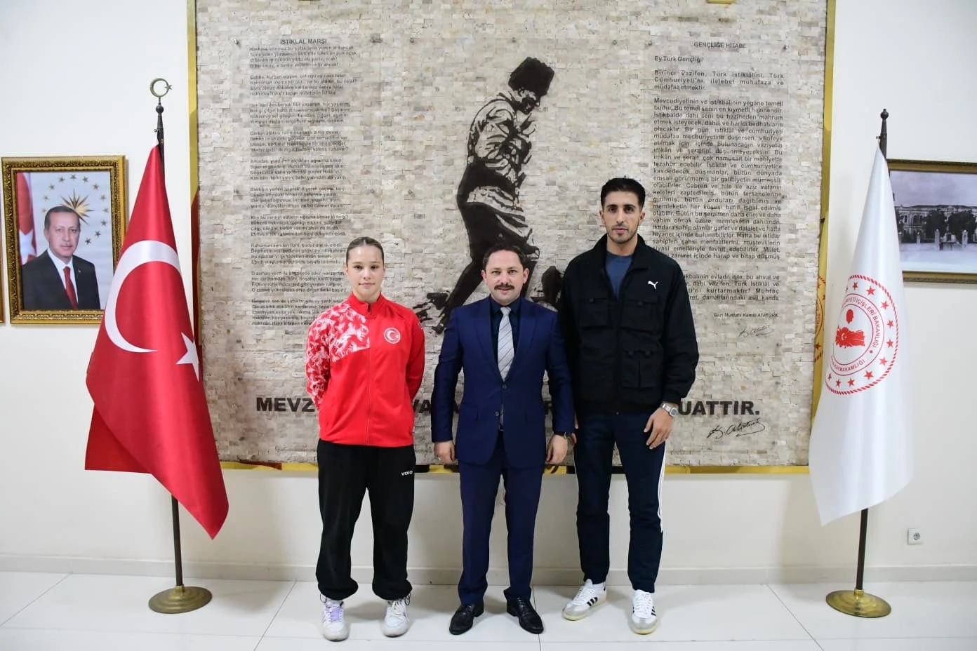 Milli boksör Fatma Belinay Ergin, Biga Kaymakamı Ercan Kayabaşı ile Biga Kaymakamlığı'nda