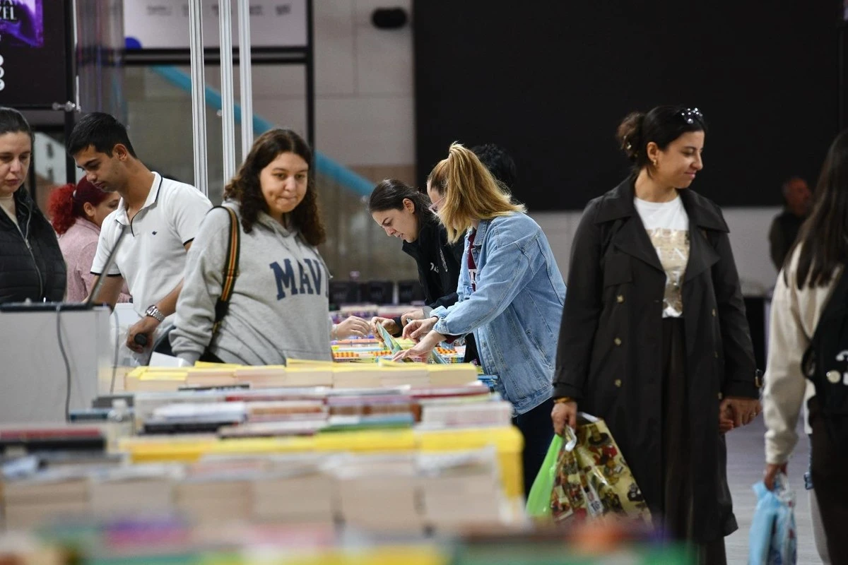 Balıkesir Kitap Fuarı'nda kitap standını inceleyen ziyaretçiler