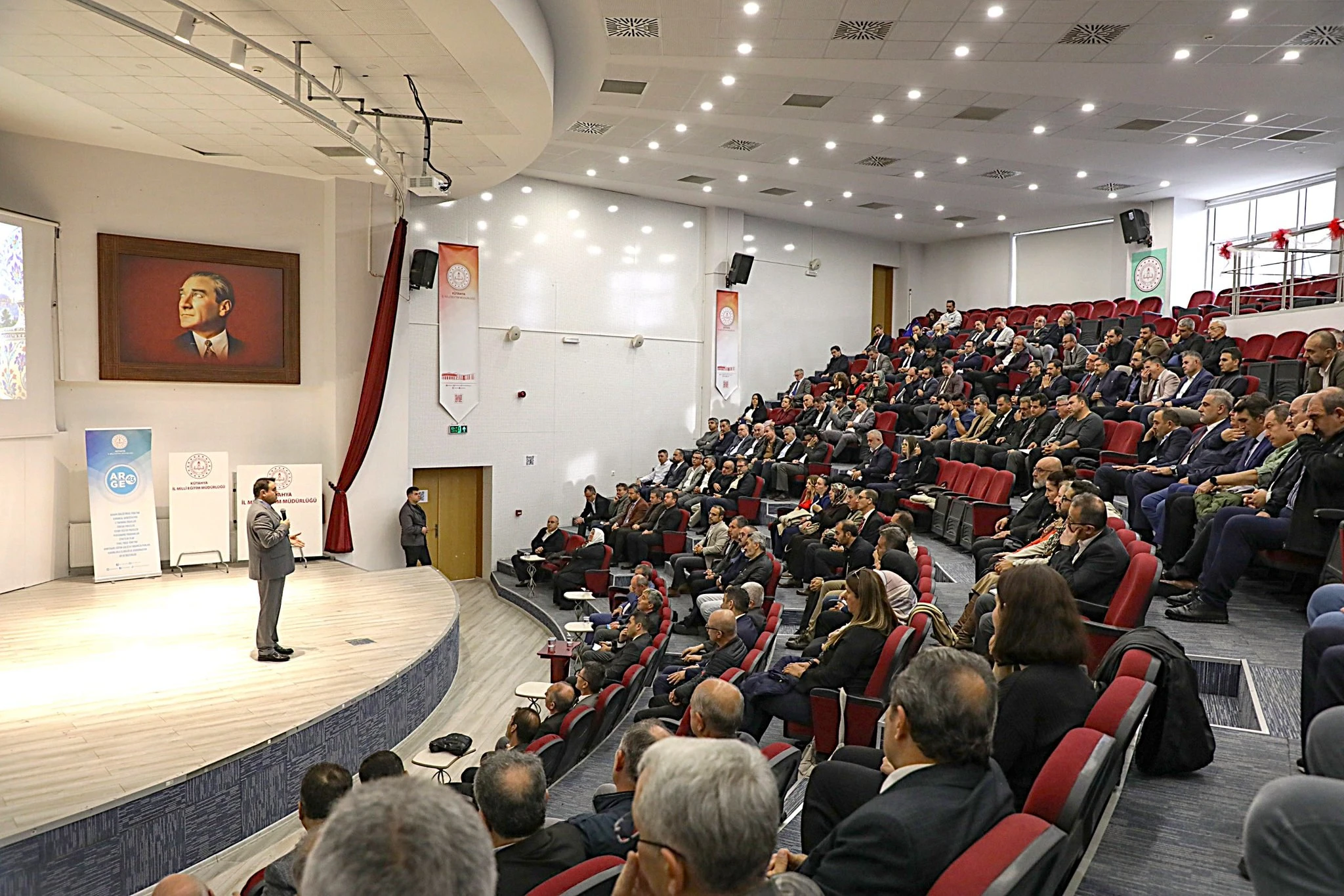 Kütahya'da 43 Adım Projesi bilgilendirme toplantısına katılan okul müdürleri