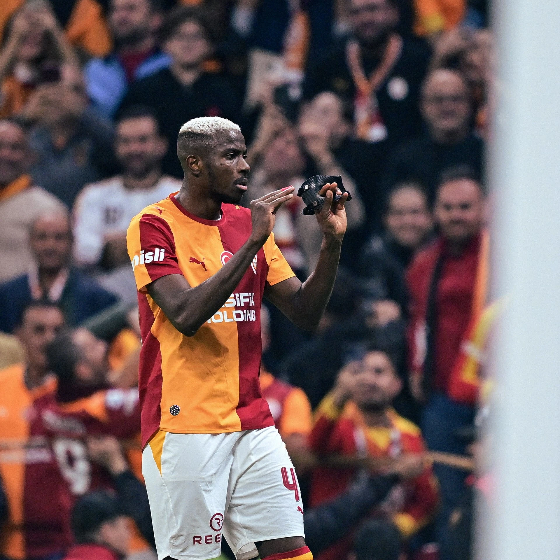 Galatasaray'ın golcüsü Victor Osimhen Fenerbahçe derbisinde gol sevinci yaşıyor