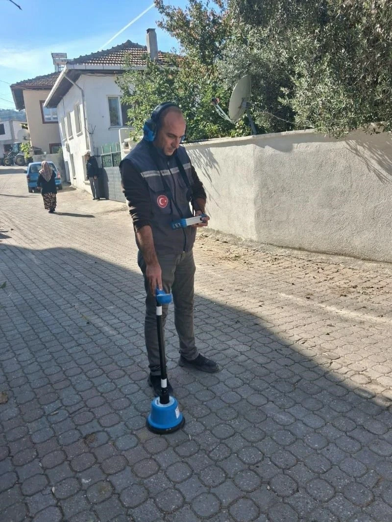 BASKİ personeli İvrindi'de dinleme cihazıyla yer altındaki su hattında arıza arıyor