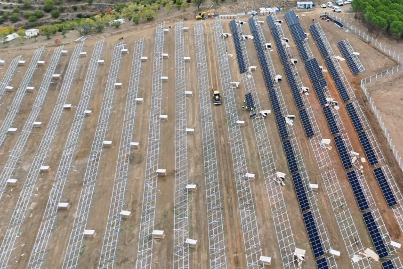 Bozdoğan'da yapımı süren güneş enerjisi santralinde panel montajının havadan görünümü