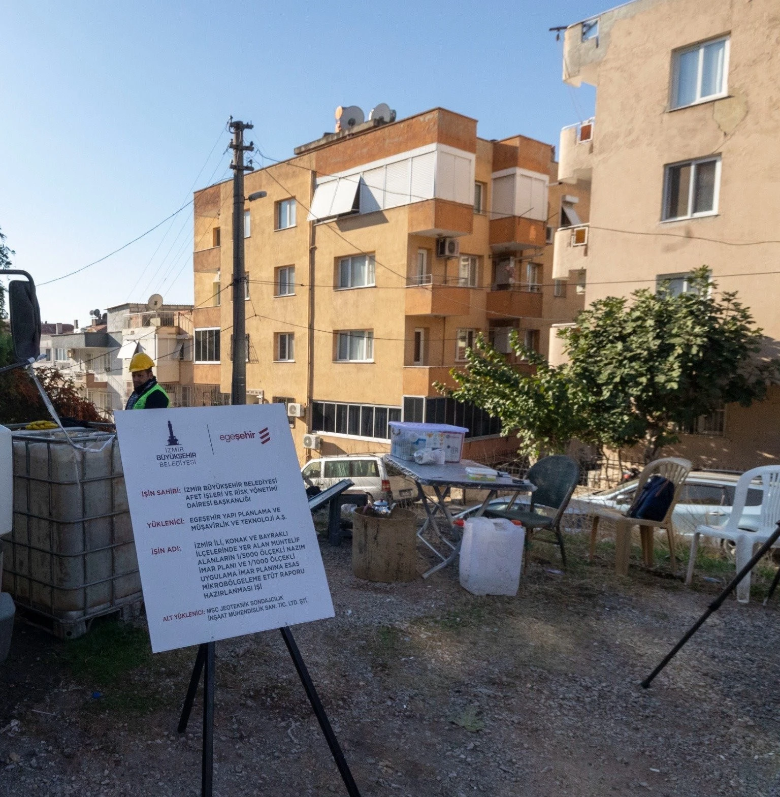 Konak'taki mikrobölgeleme sondaj sahasında proje tabelası ve çalışma ekipmanları